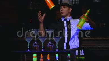 男调酒师调酒，做鸡尾酒。 酒吧表演，干净的镜头，专业的酒保。 慢动作